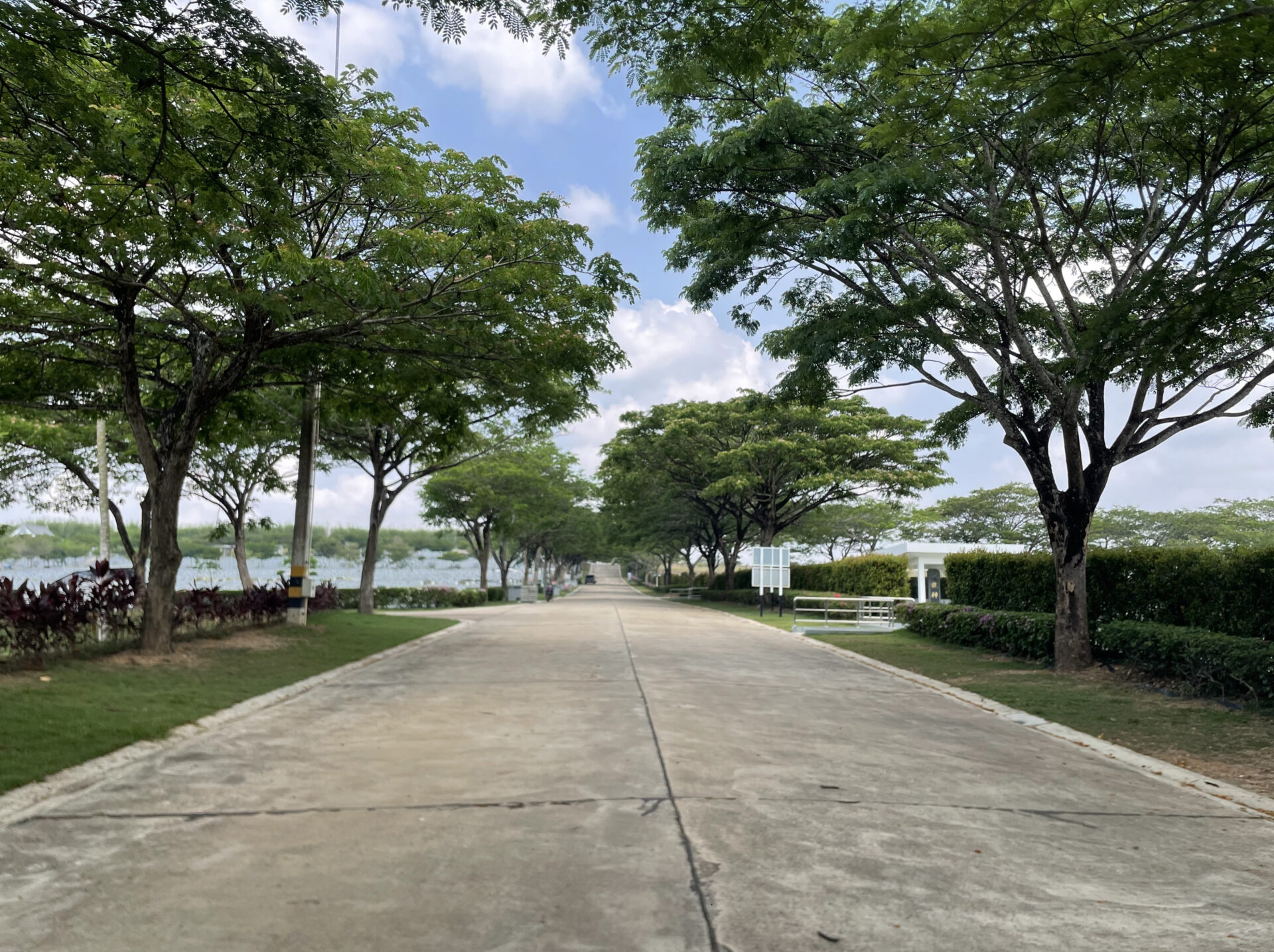 ลานจอดรถกว้างขวางภายในสุสาน รองรับผู้มาเยี่ยมจำนวนมากได้อย่างสะดวก