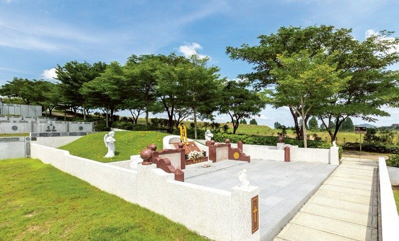 สวนอนุสรณ์ในสุสานคริสต์ ออกแบบให้สวยงามและสงบ เหมาะสำหรับการรำลึกถึงผู้ล่วงลับ