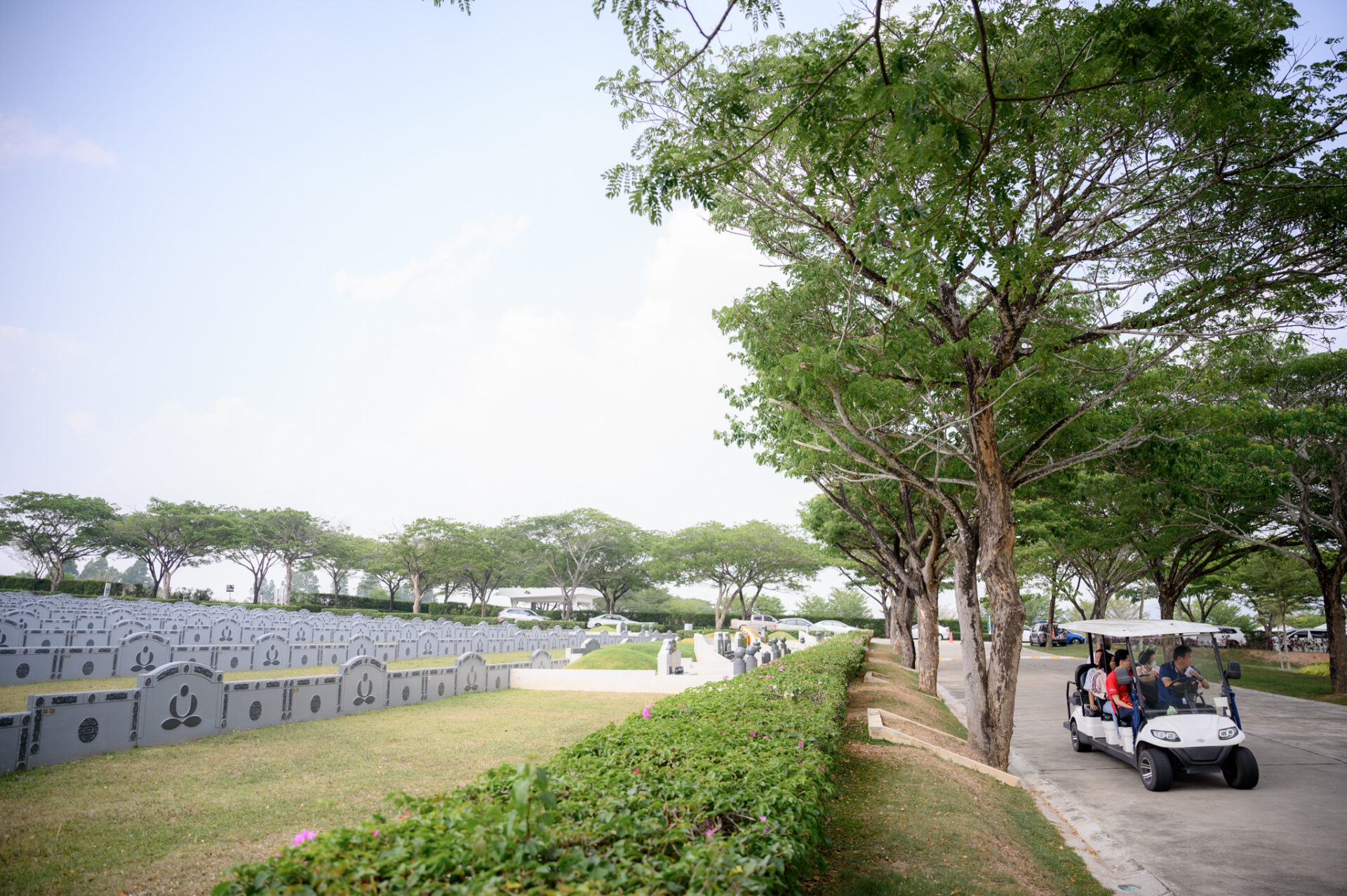 บริการรถกอล์ฟในสุสาน ช่วยอำนวยความสะดวกให้ลูกค้าเดินทางภายในพื้นที่ได้อย่างสะดวกและปลอดภัย